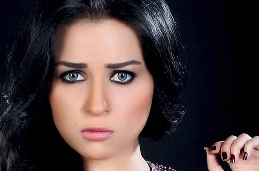 شاهد لأول مره الفنانه مى عز الدين بدون مكياج تصدم معجبيها بشده