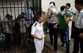 احد ضحايا منى العراقى فى قضية (حمام باب البحر) يشعل النار في نفسه 4 images
