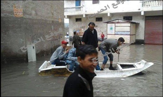 بالصور اهل الاسكندريه يستخدمون القوارب كوسيلة تنقل بعد غرق كافة الشوارع
