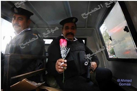 شاهد بالفيديو  ضباط الشرطة يوزعون الحلوى على المواطنين بميدان التحرير