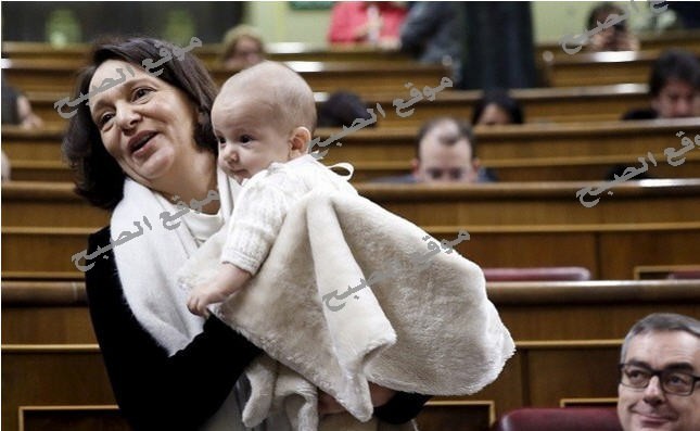 نائبة اسبانية تصطحب طفلها البالغ من العمر 5 شهور إلى جلسة البرلمان لتلك الاسباب