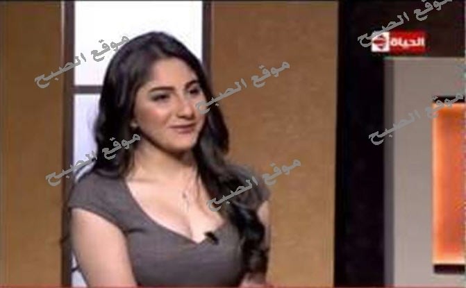 المطربة الشابة ياسمينا بعد ظهورها بفستان جريئ مع عمرو الليثي تعتذر لجمهورها من جديد
