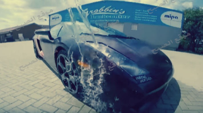 بالفيديو سيارة بلونين تغير لونها بمجرد سكب الماء عليها
