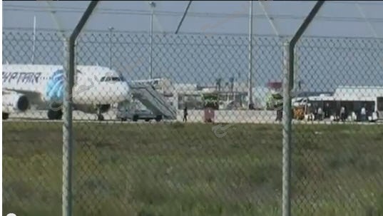 بالفيديو والصور اللحظات الاولى لتحرير الرهائن في الطائرة المصرية بقبرص