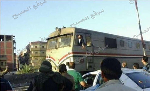 فقط في مصر بالصور خناقة بين سائق قطار وسائق سيارة نقل على اولوية المرور