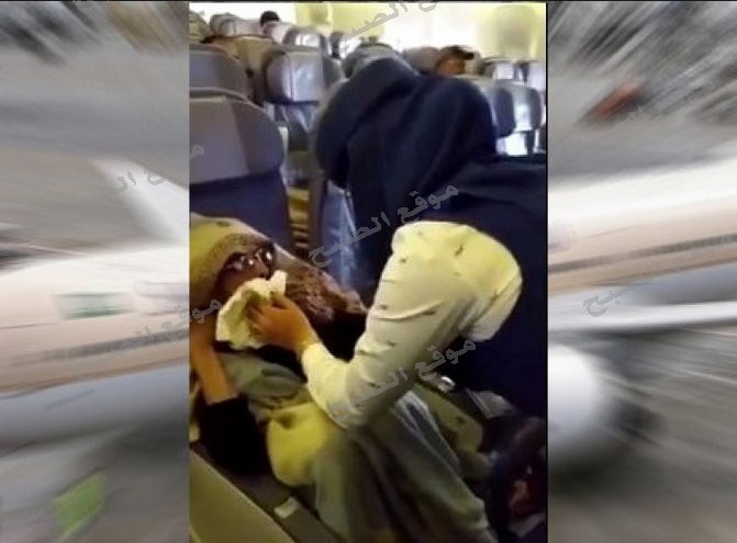 بالفيديو مضيفة طيران سعودية تطعم سيدة مسنه داخل الطائرة ومطالبات بتكريمها