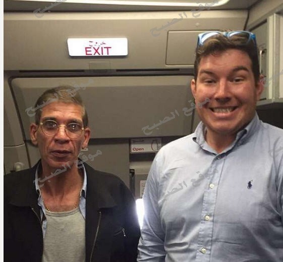 الديلي ميل تنشر تفاصيل الرجل ملتقط الصور بجوار خاطف الطائرة المصرية
