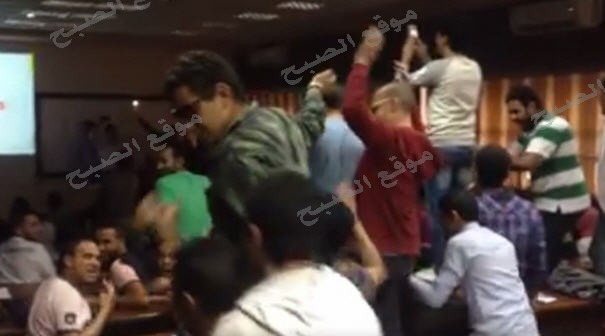 طلاب تجارة جامعة الاسكندرية يرقصون على انغام المهرجنات داخل قاعة المحاضرات