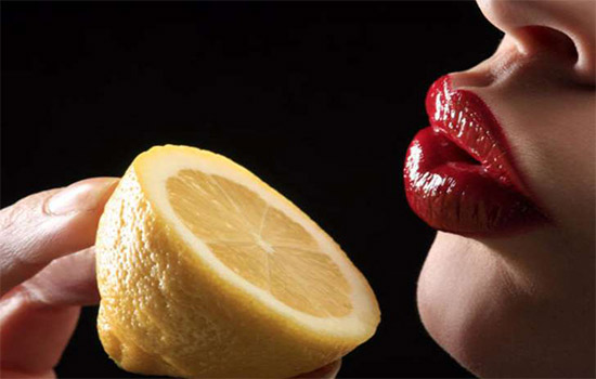 فوائد الليمون في تفتيح الشفاة داكنة اللون