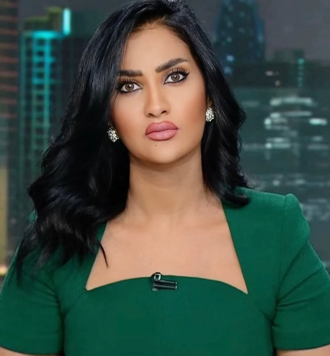 تسابيح مبارك خاطر ويكيبيديا: من هي، العمر، الزوج، كل شيء عن المذيعة السودانية 13 تسابيح مبارك خاطر