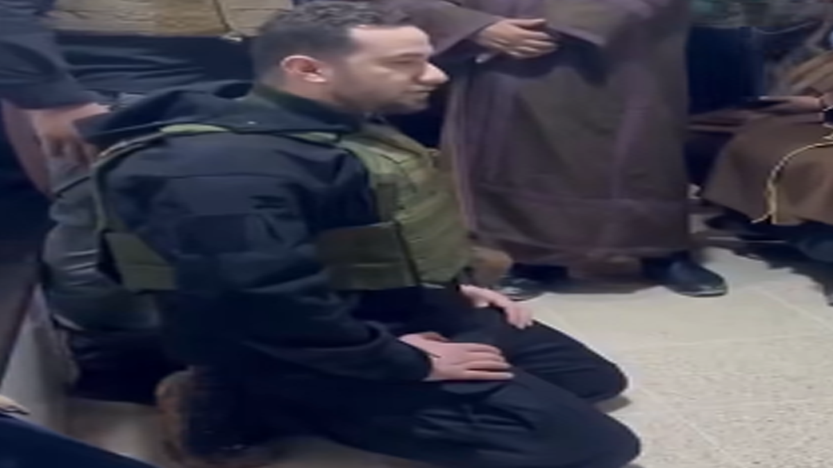 بالفيديو نور الدين البابا يواسي اهالي شهداء مدينة الرقة الذين استهدفتهم قسد  وهو جالس على ركبتيه