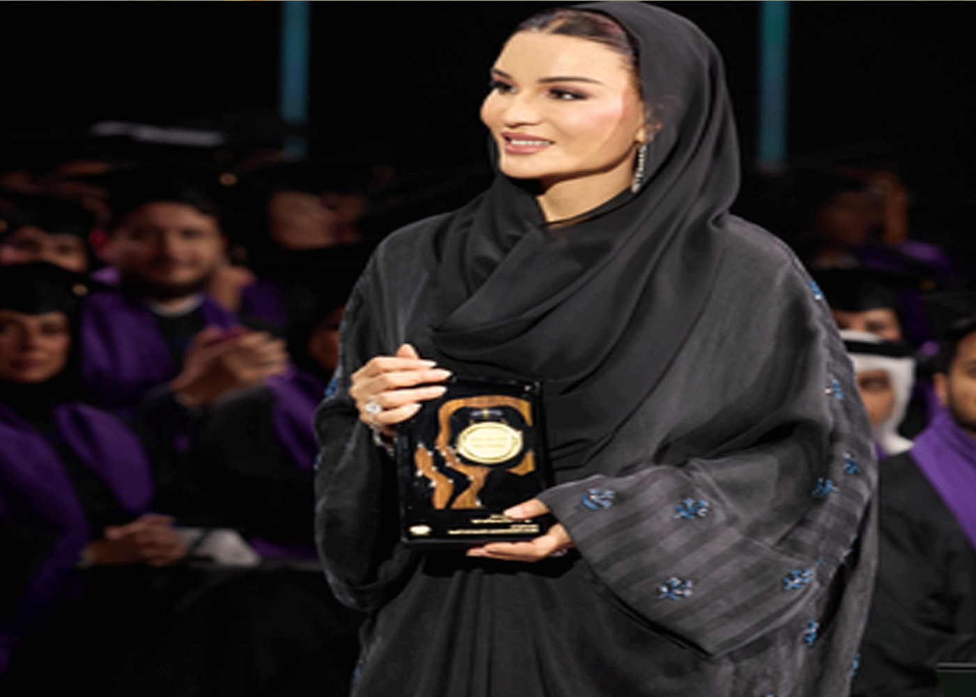 الشيخة موزا زوجة الشيخ حمد بن خليفة و عدد أولادها و كم عمرها وكل شيء عنها