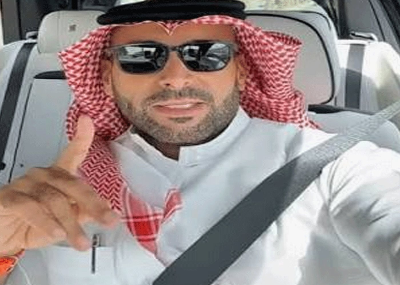 مم بُني المقهى الموجود في المشتل؟ حل مسابقة يزيد الراجحي
