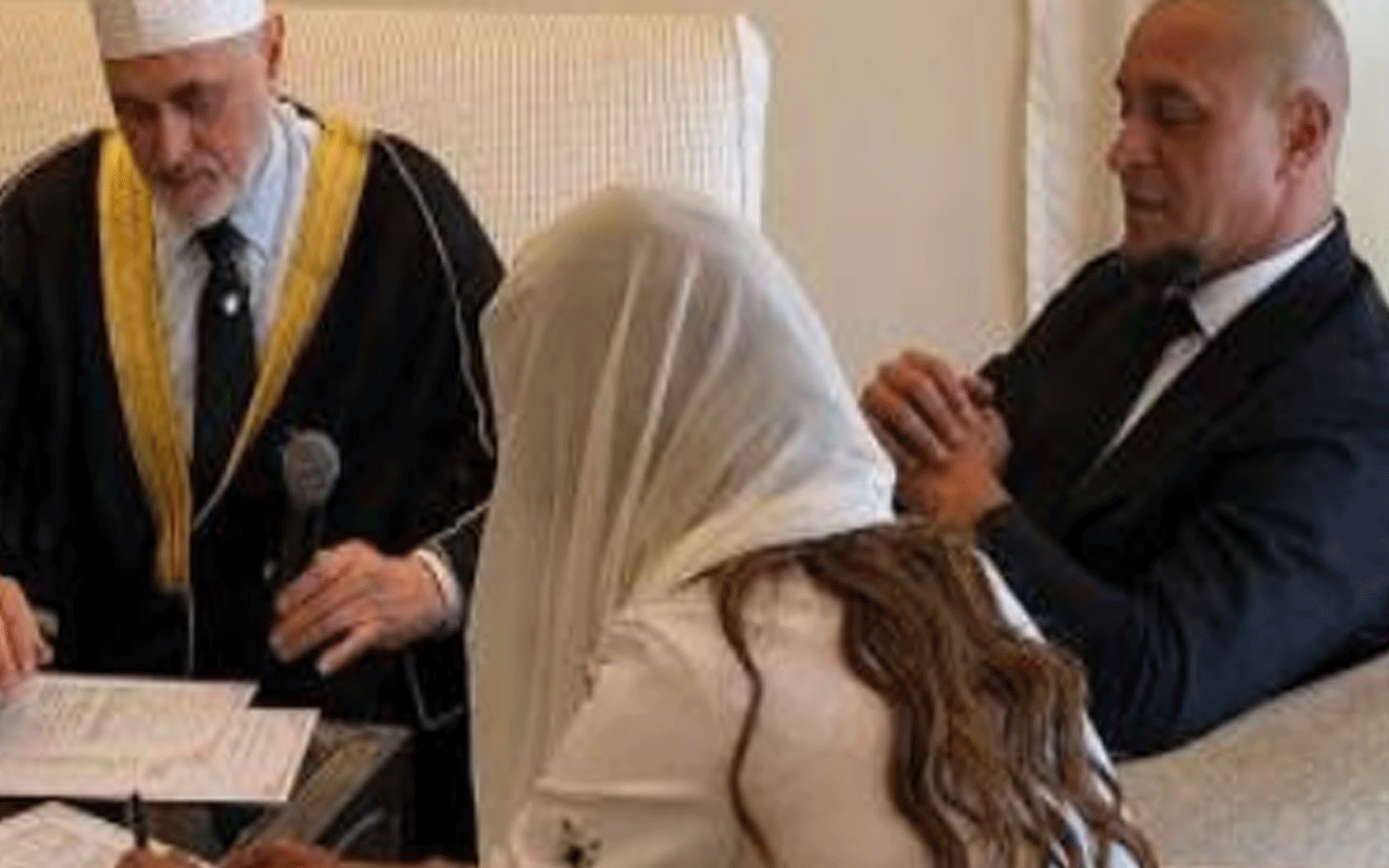 عقب إشهار إسلامه: النجم البرازيلي روبرتو كارلوس يعلن زواجه من الناشطة الرياضية سهيلة الطاهري
