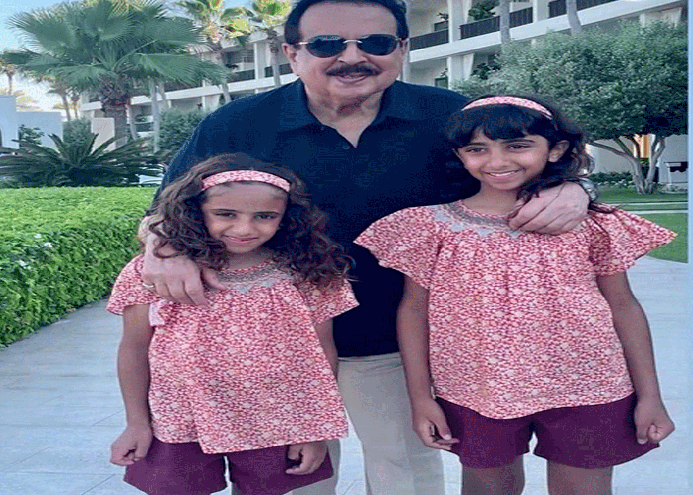 ملك البحرين في مدينة العلمين.. امان واطمئنان ونسيم عليل وجولة بين الجماهير
