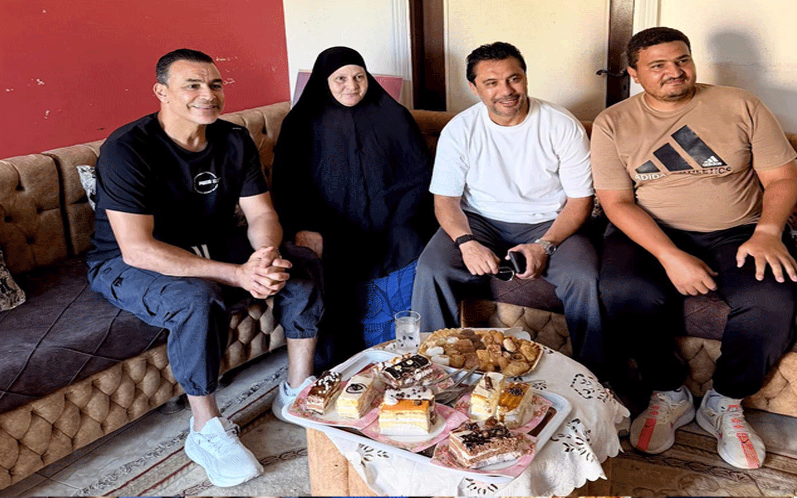 لفتة إنسانية جميلة: عصام الحضري وأحمد حسن في منزل محمد عبد الوهاب.