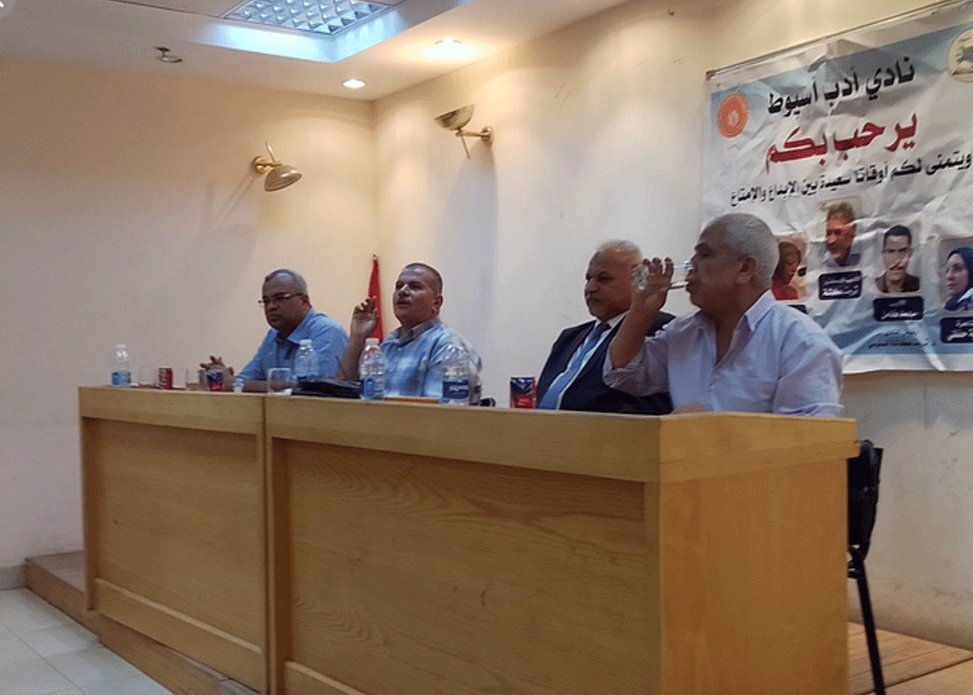 مكاوي يشهد اللقاء الأسبوعي لنادي أدب قصر ثقافة أسيوط اليوم السبت 8 أغسطس 10 الكاتب نعيم الأسيوطي والشاعر د. ثروت عكاشة والشاعر د. عماد إبراهيم والشاعر د. أحمد حسيب