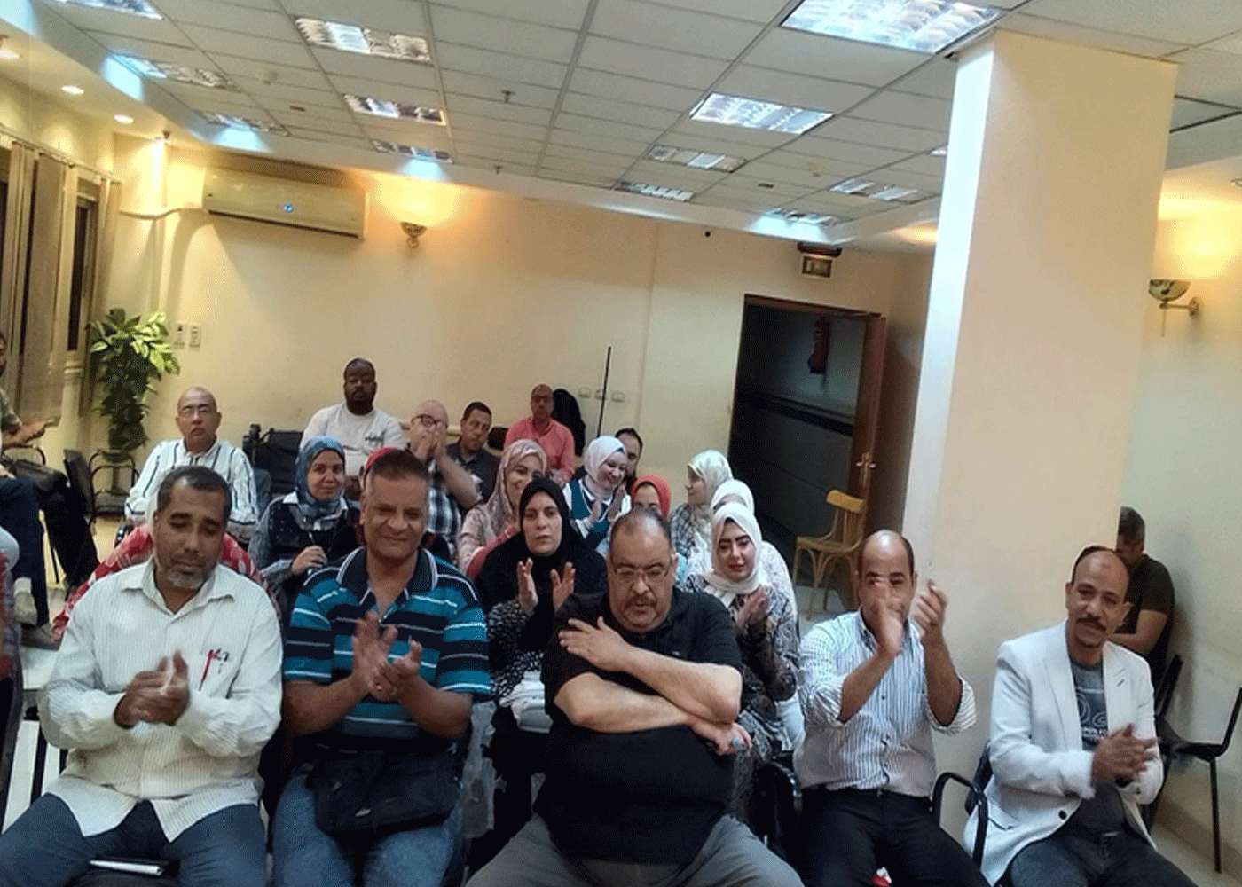 مكاوي يشهد اللقاء الأسبوعي لنادي أدب قصر ثقافة أسيوط اليوم السبت 8 أغسطس 9 ضياء مكاوي رئيس إقليم وسط الصعيد الثقافي مع الأدباء